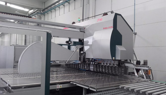 La paneladora Salvagnini P4 3125, la más grande actualmente instalada en el mercado español, puede plegar automáticamente piezas de hasta 3.100 mm de longitud, con una altura de 250 mm y un espesor de 3,2 mm.